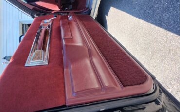 Oldsmobile-Cutlass-supreme-hurstolds-coupe-1983-Black-Red-17