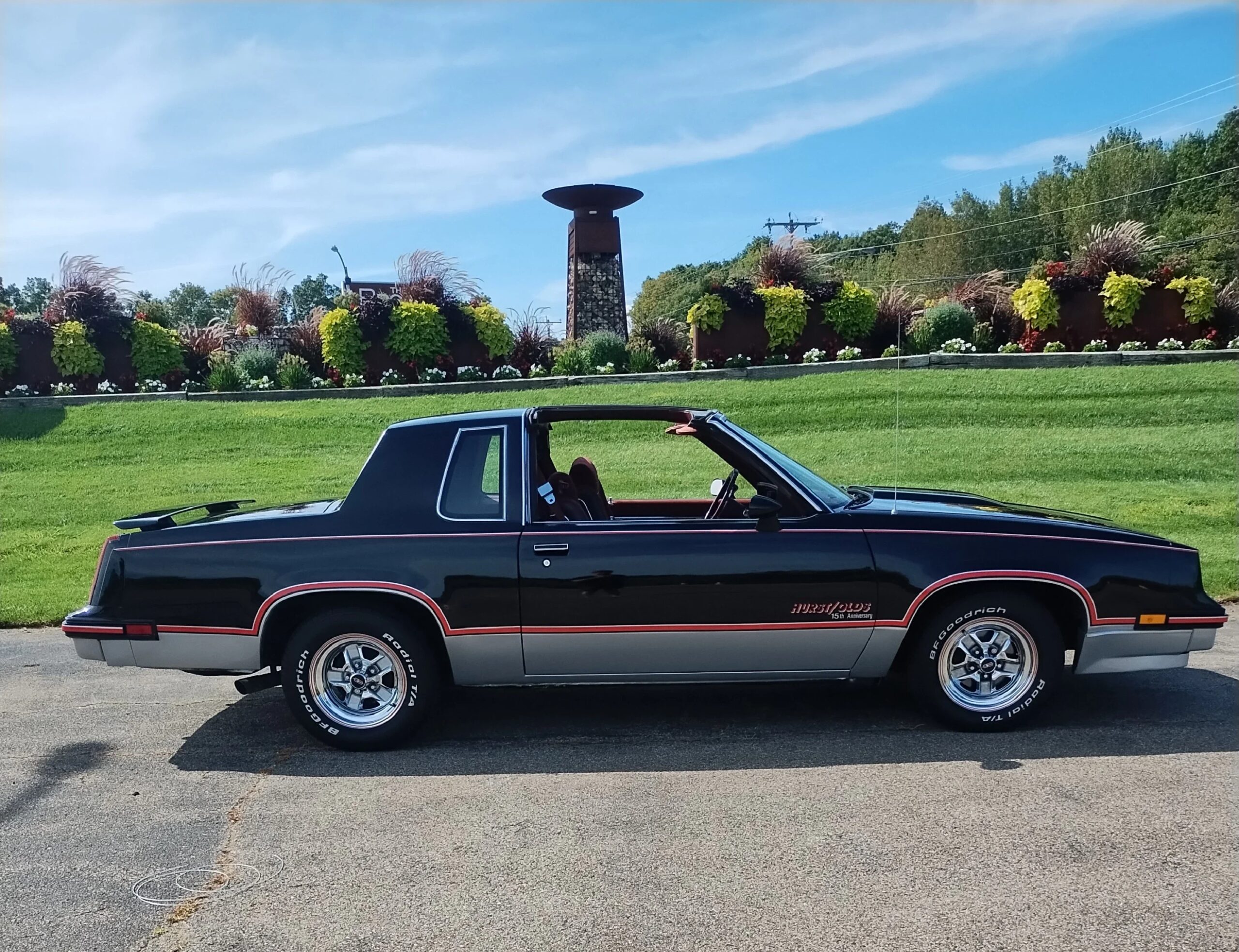Oldsmobile-Cutlass-supreme-hurstolds-coupe-1983-Black-Red