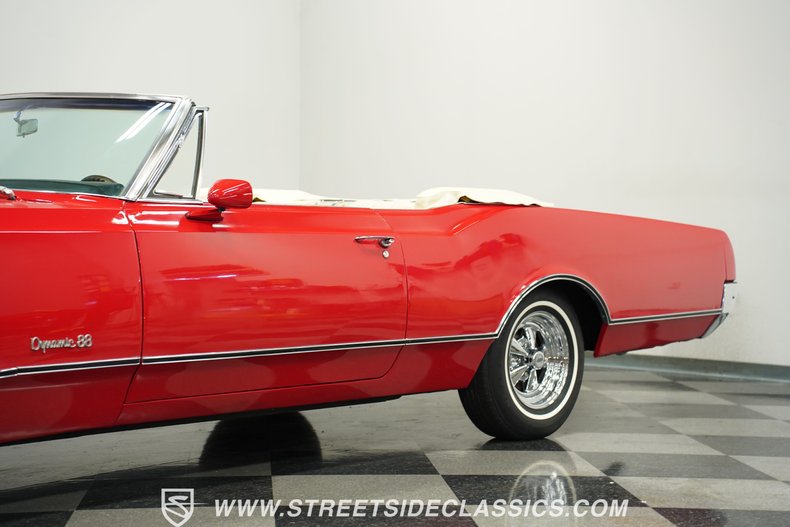 Oldsmobile-Dynamic-88-1966-Red-White-21