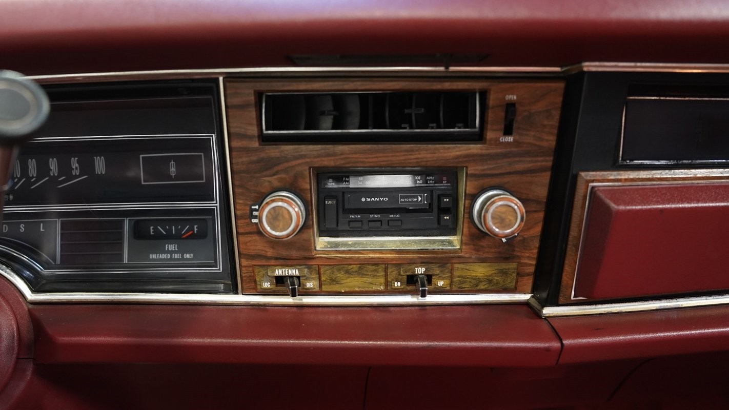 Oldsmobile-Eighty-Eight-1975-Convertible-33