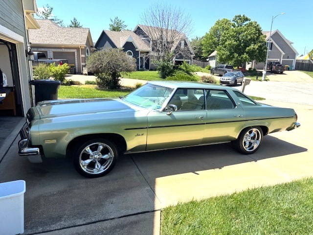 Oldsmobile-Eighty-Eight-1975-Sedan