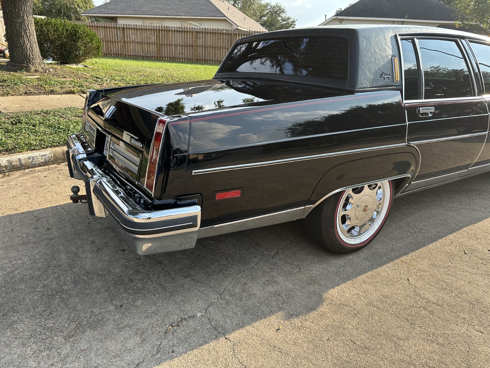 Oldsmobile-Ninety-Eight-1981-Sedan-11