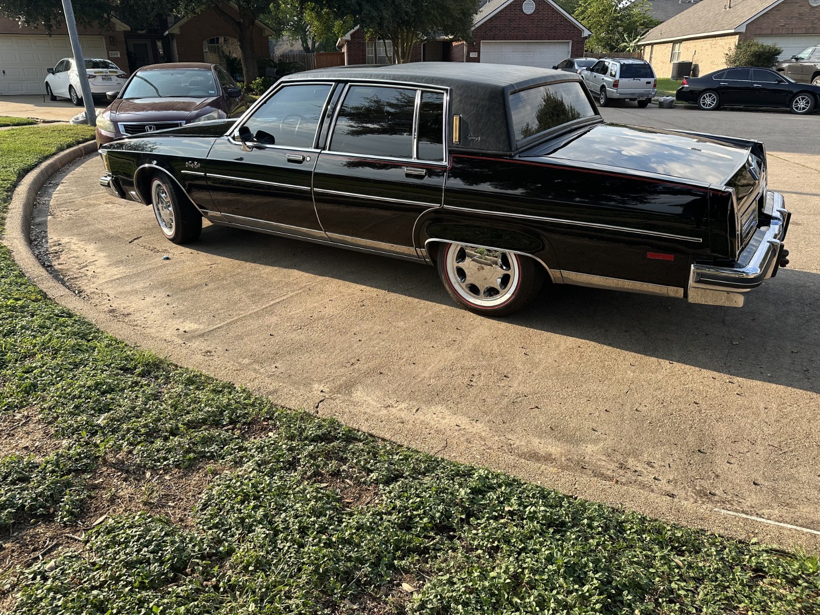 Oldsmobile-Ninety-Eight-1981-Sedan-12