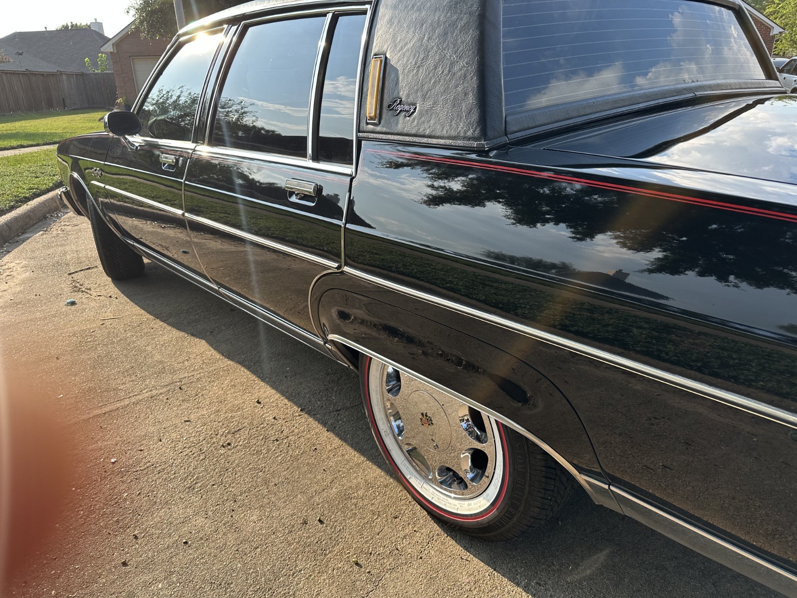 Oldsmobile-Ninety-Eight-1981-Sedan-2