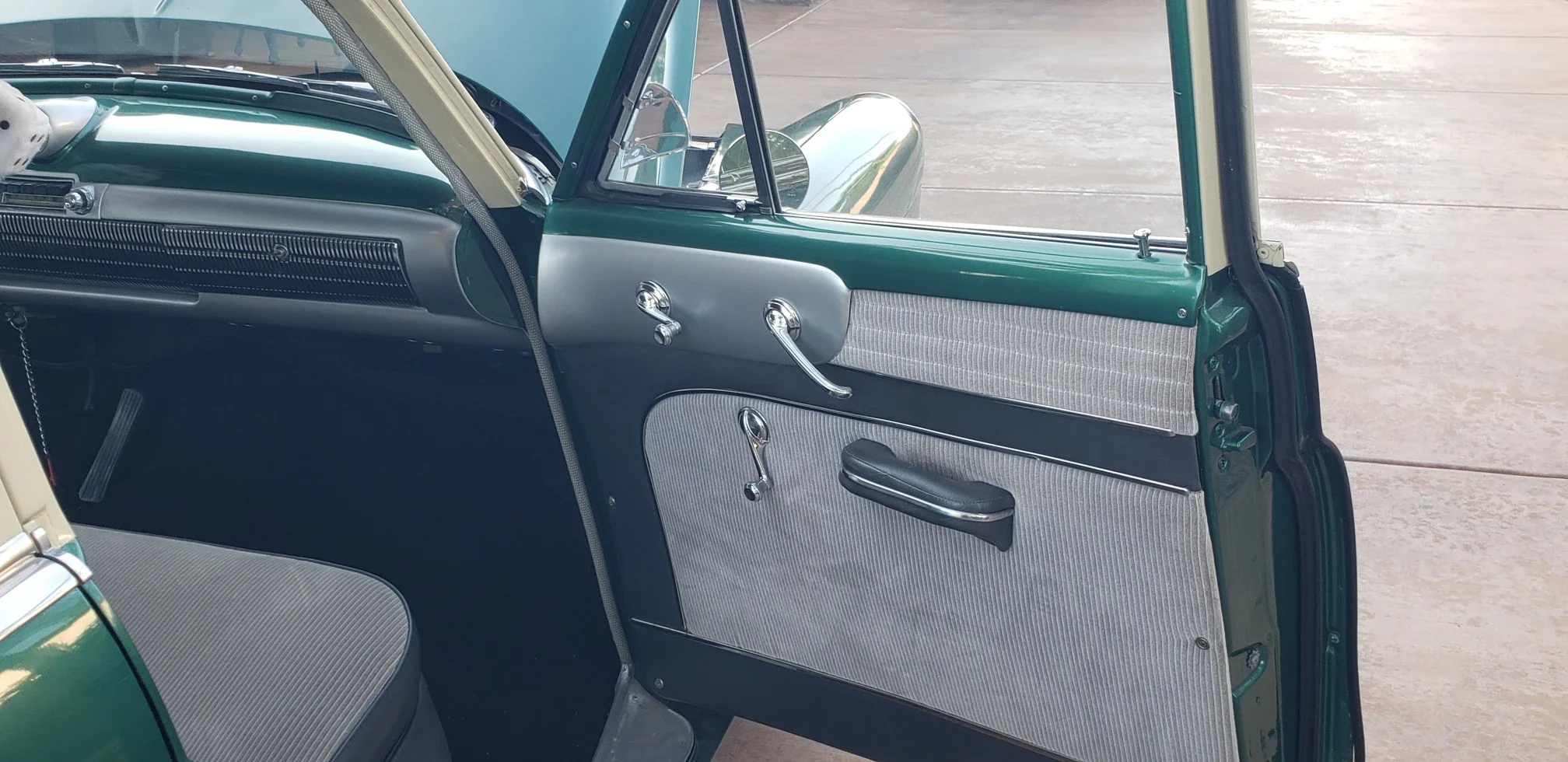 Oldsmobile-Ninety-eight-touring-sedan-1951-Green-Green-19