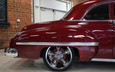 Oldsmobile-Rocket-88-1949-Burgundy-Dark-Charcoal-26