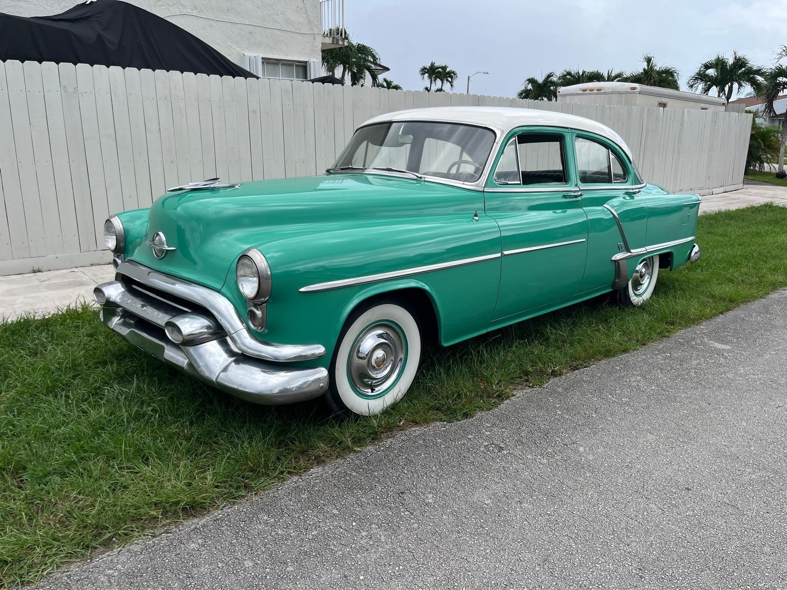 Oldsmobile-Rocket-88-1953-Sedan