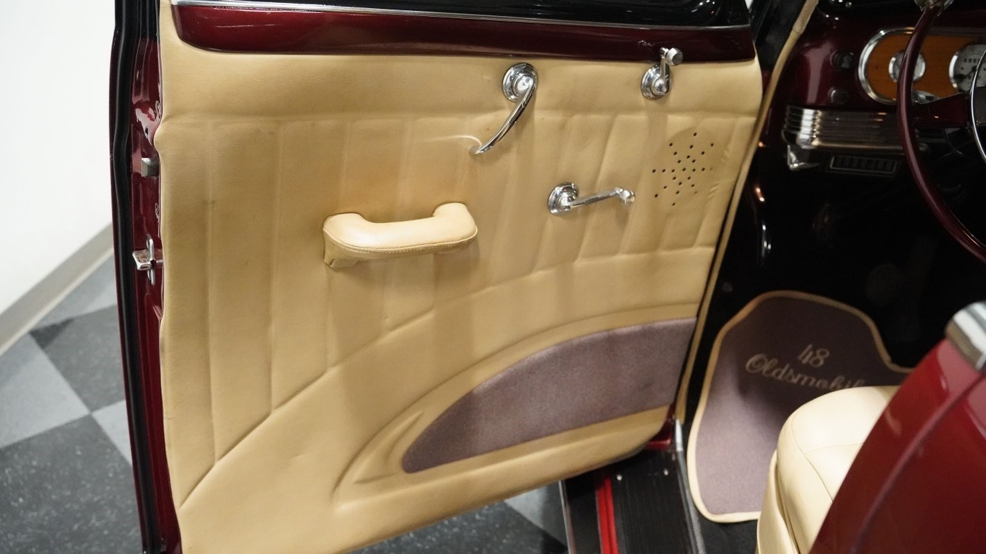 Oldsmobile-Series-76-1948-Sedan-32