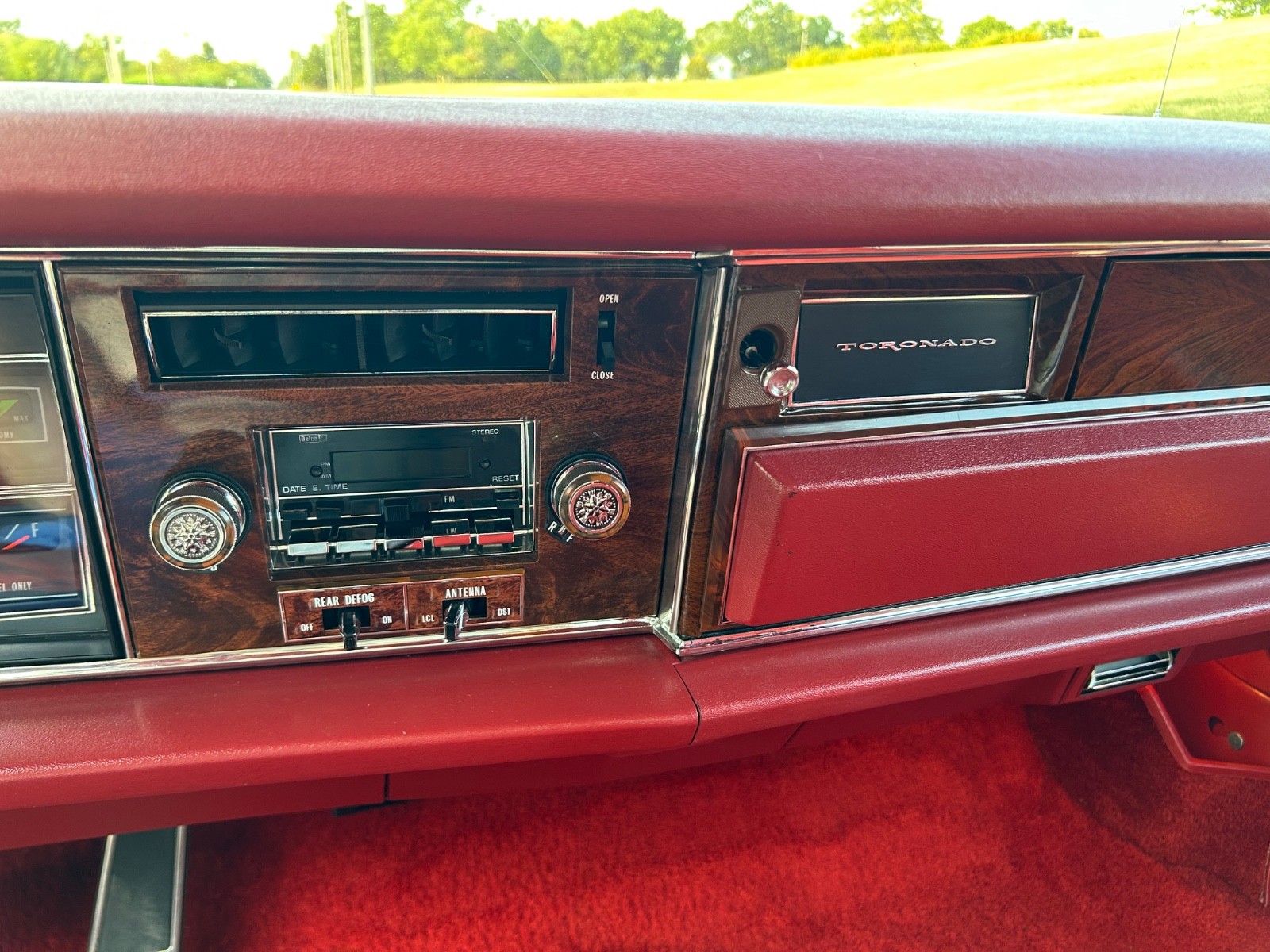 Oldsmobile-Toronado-1977-Coupe-36