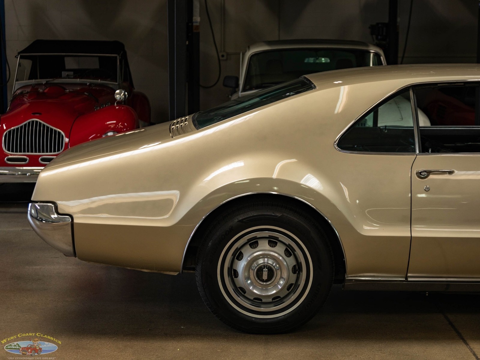 Oldsmobile-Toronado-Deluxe-1966-2-Door-Hardtop-1