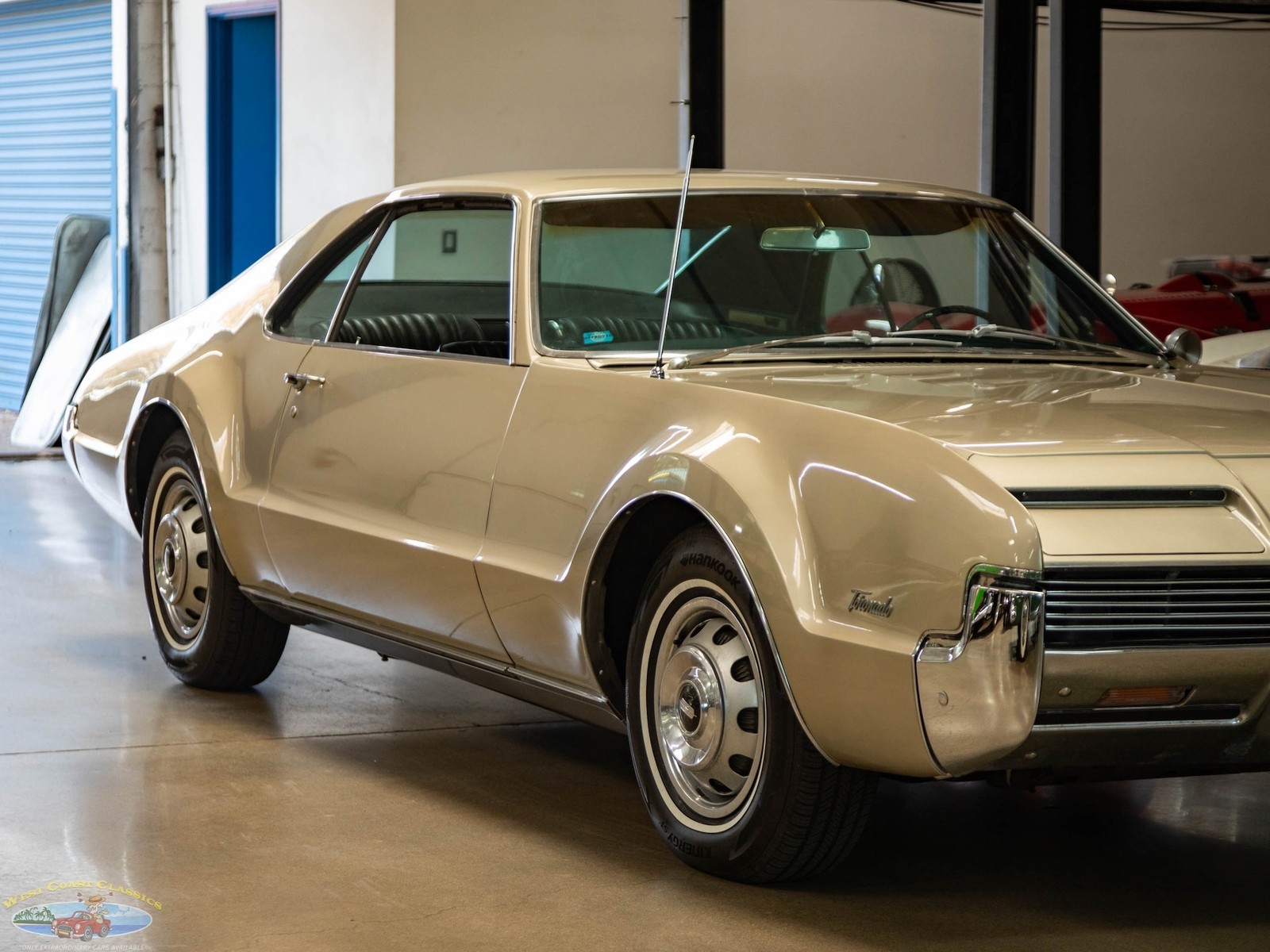 Oldsmobile-Toronado-Deluxe-1966-2-Door-Hardtop-11