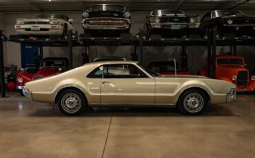 Oldsmobile-Toronado-Deluxe-1966-2-Door-Hardtop-2