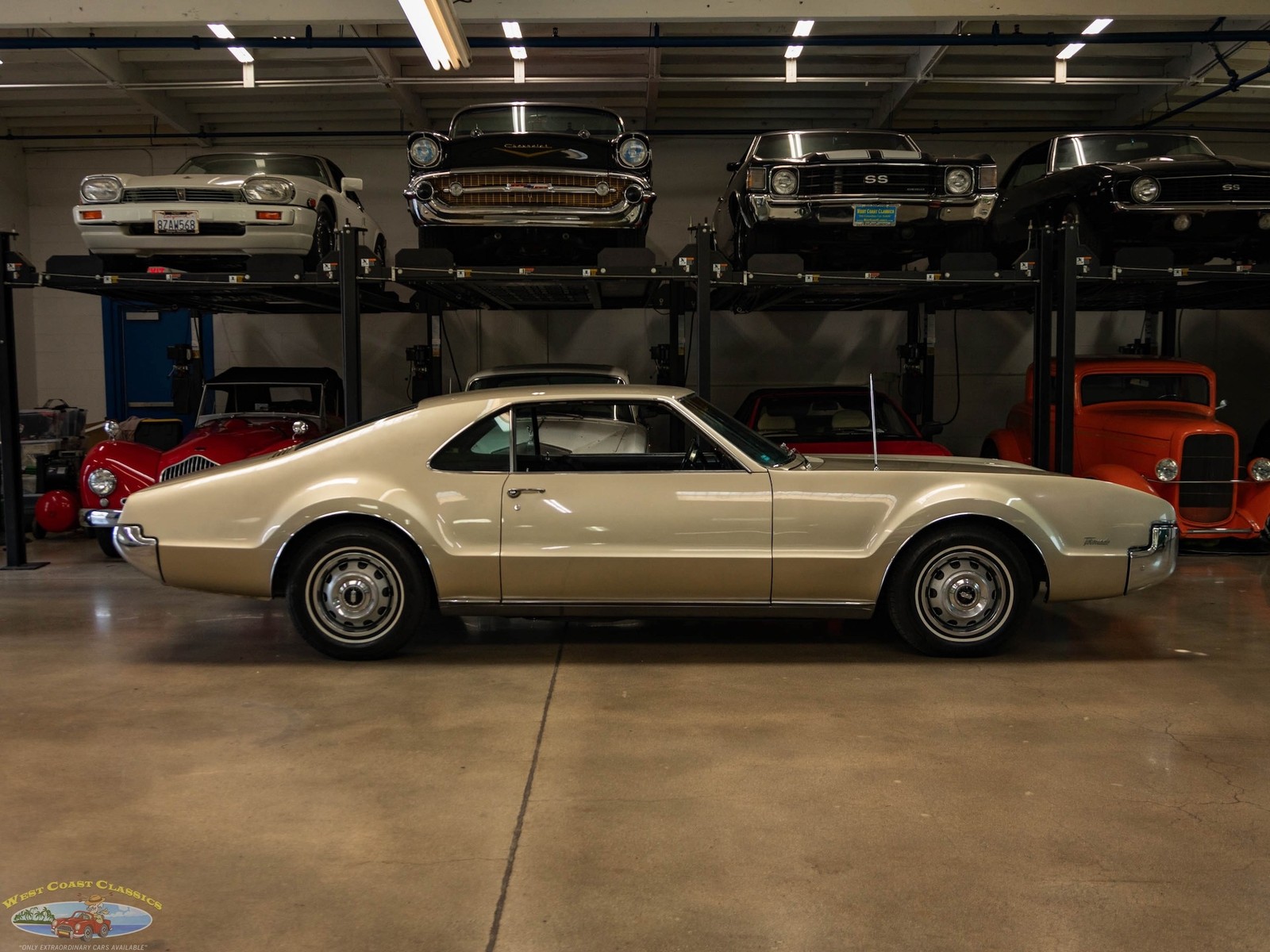 Oldsmobile-Toronado-Deluxe-1966-2-Door-Hardtop-2