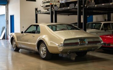 Oldsmobile-Toronado-Deluxe-1966-2-Door-Hardtop-21