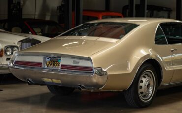 Oldsmobile-Toronado-Deluxe-1966-2-Door-Hardtop-25