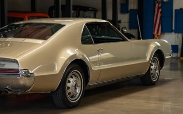 Oldsmobile-Toronado-Deluxe-1966-2-Door-Hardtop-26