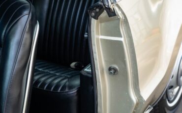 Oldsmobile-Toronado-Deluxe-1966-2-Door-Hardtop-30