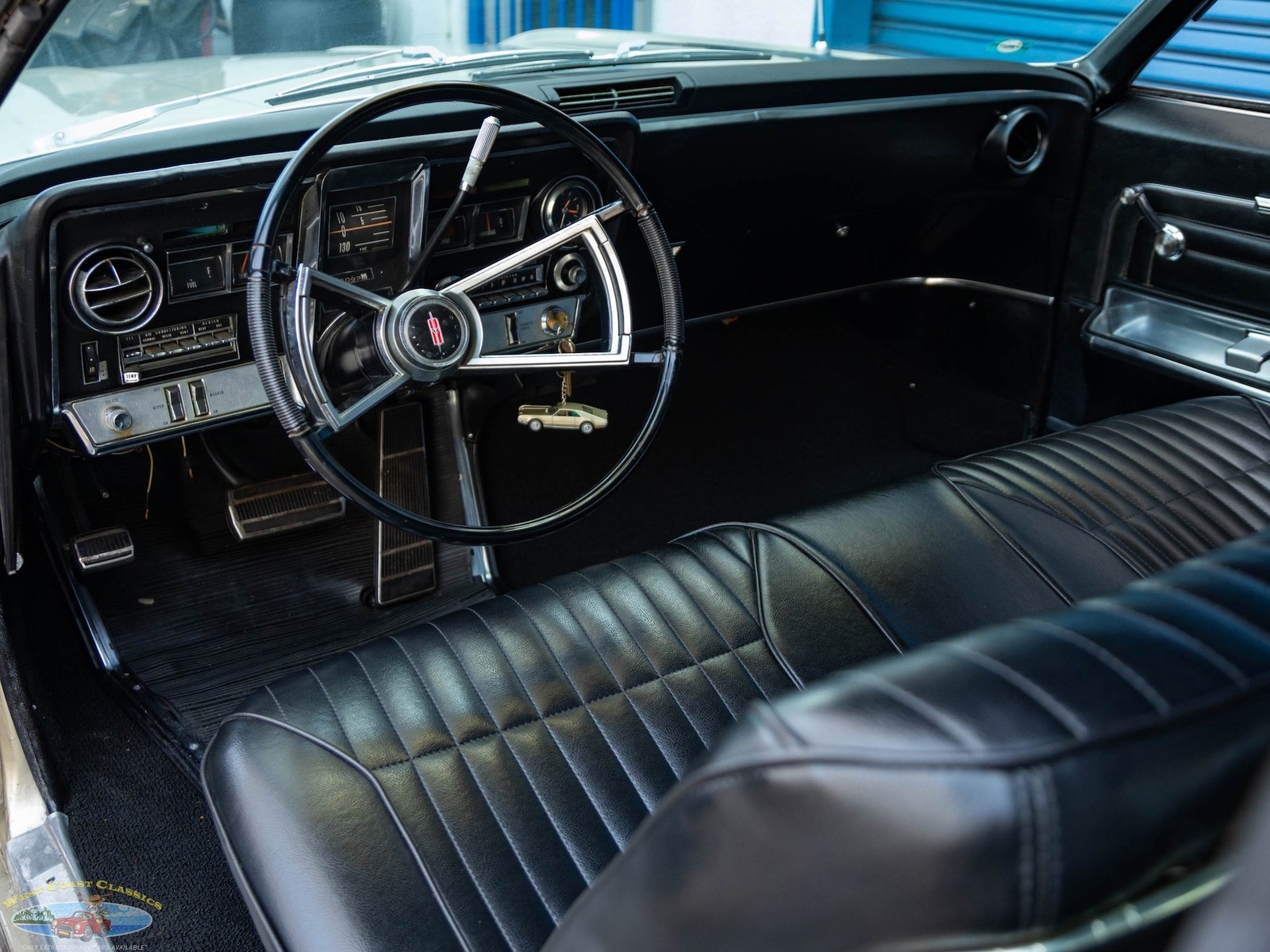 Oldsmobile-Toronado-Deluxe-1966-2-Door-Hardtop-33