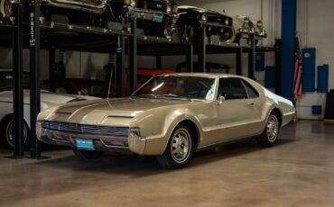 Oldsmobile-Toronado-Deluxe-1966-2-Door-Hardtop