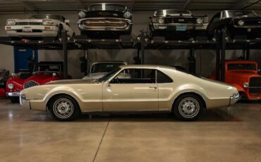 Oldsmobile-Toronado-Deluxe-1966-2-Door-Hardtop-6