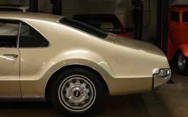 Oldsmobile-Toronado-Deluxe-1966-2-Door-Hardtop-7