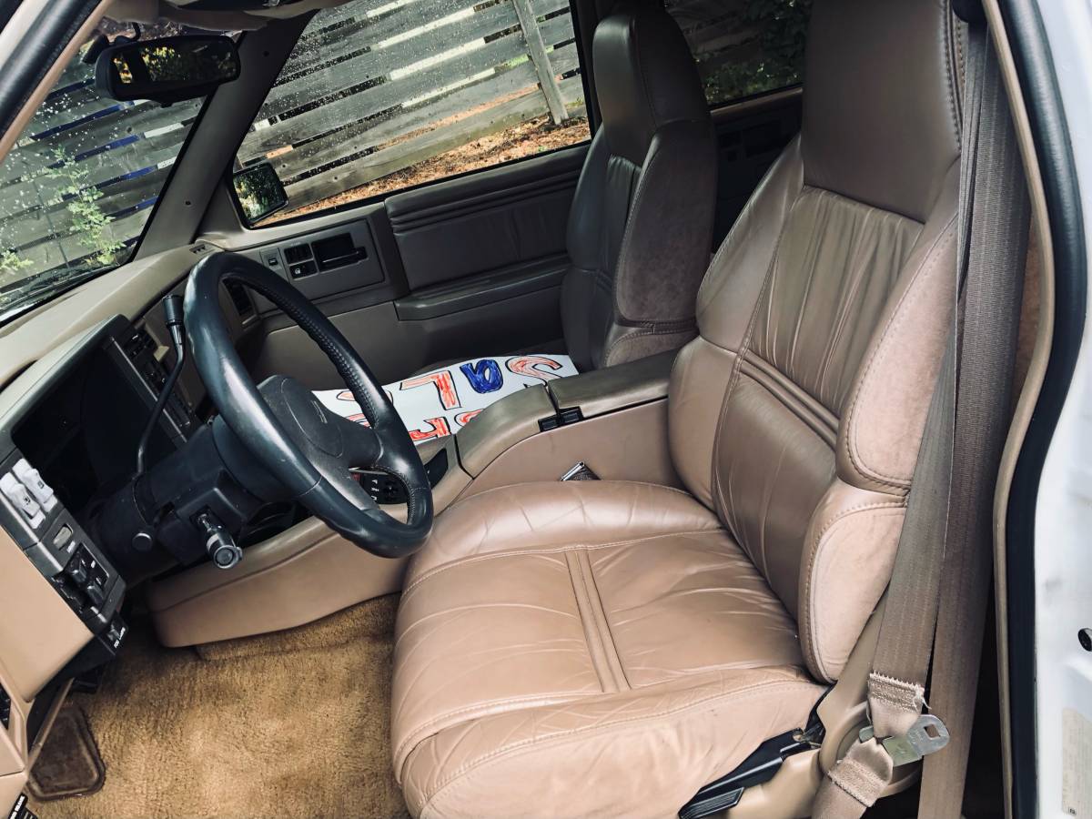 Oldsmobile-bravada-1993-white-3