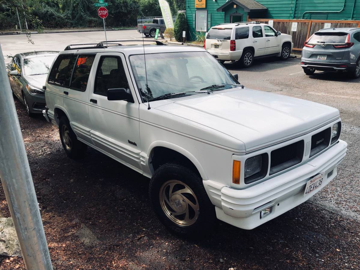 Oldsmobile-bravada-1993-white