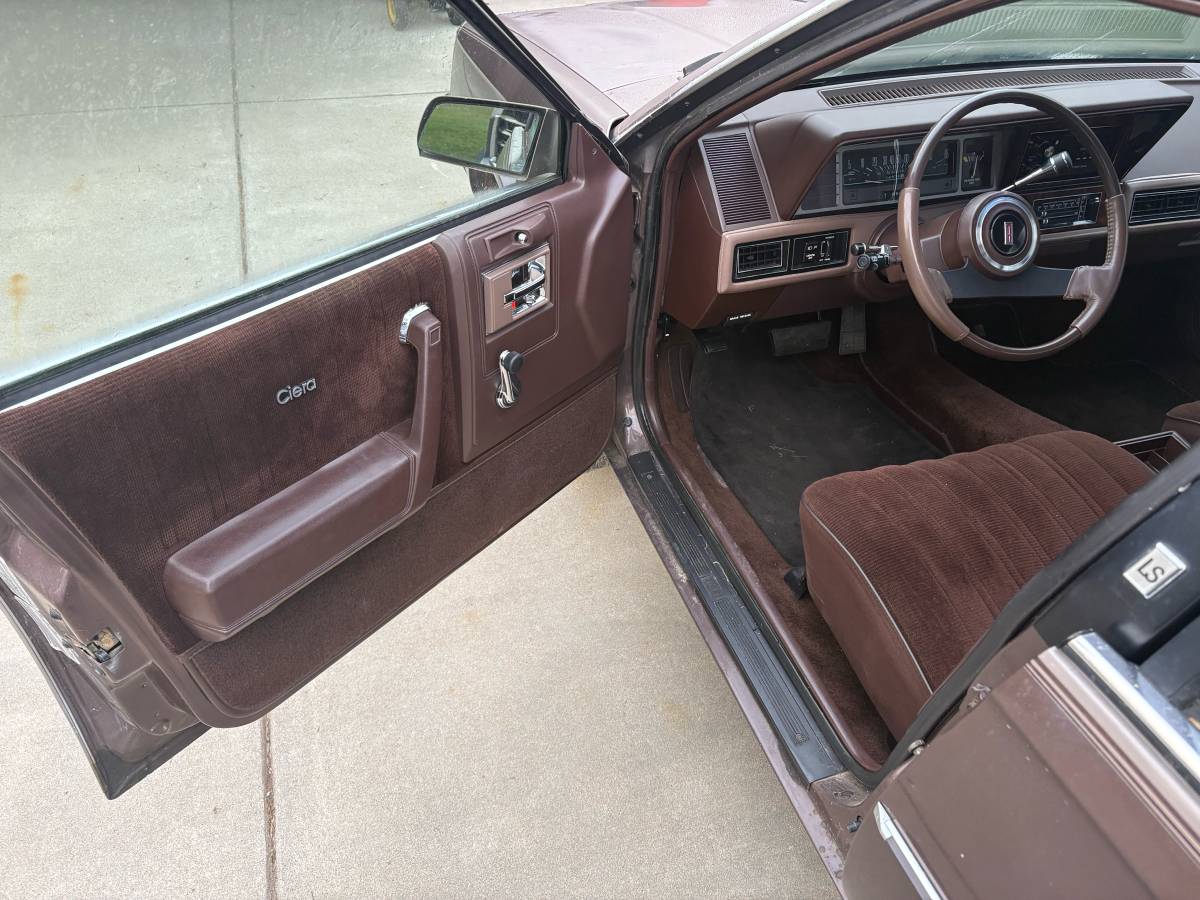 Oldsmobile-cutlass-1984-brown-14