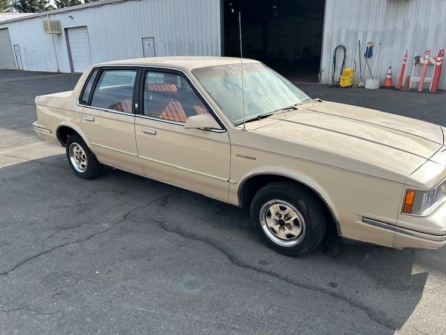 Oldsmobile-cutlass-ciera-1982-custom-5