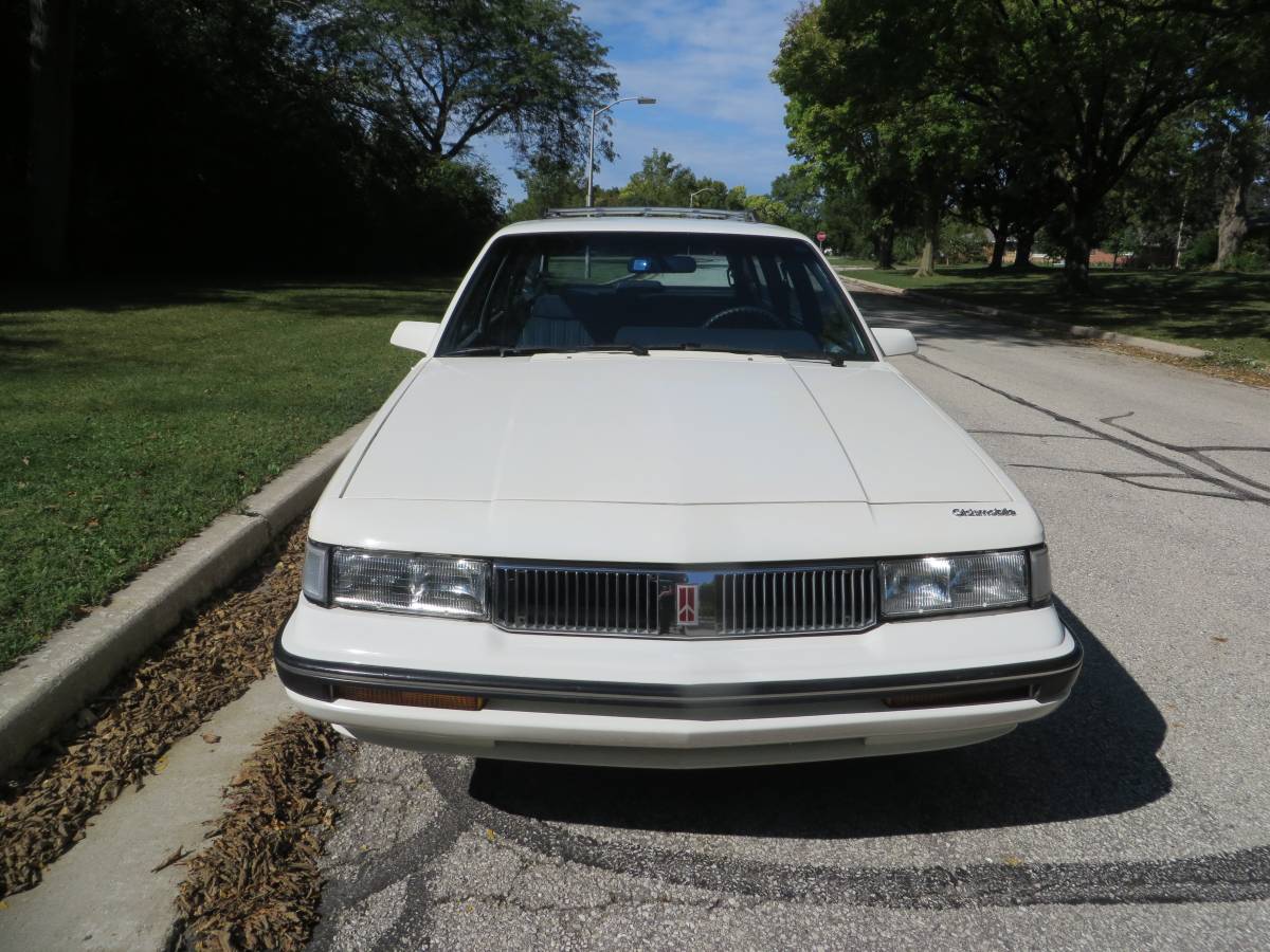Oldsmobile-cutlass-cruiser-1989-white-10
