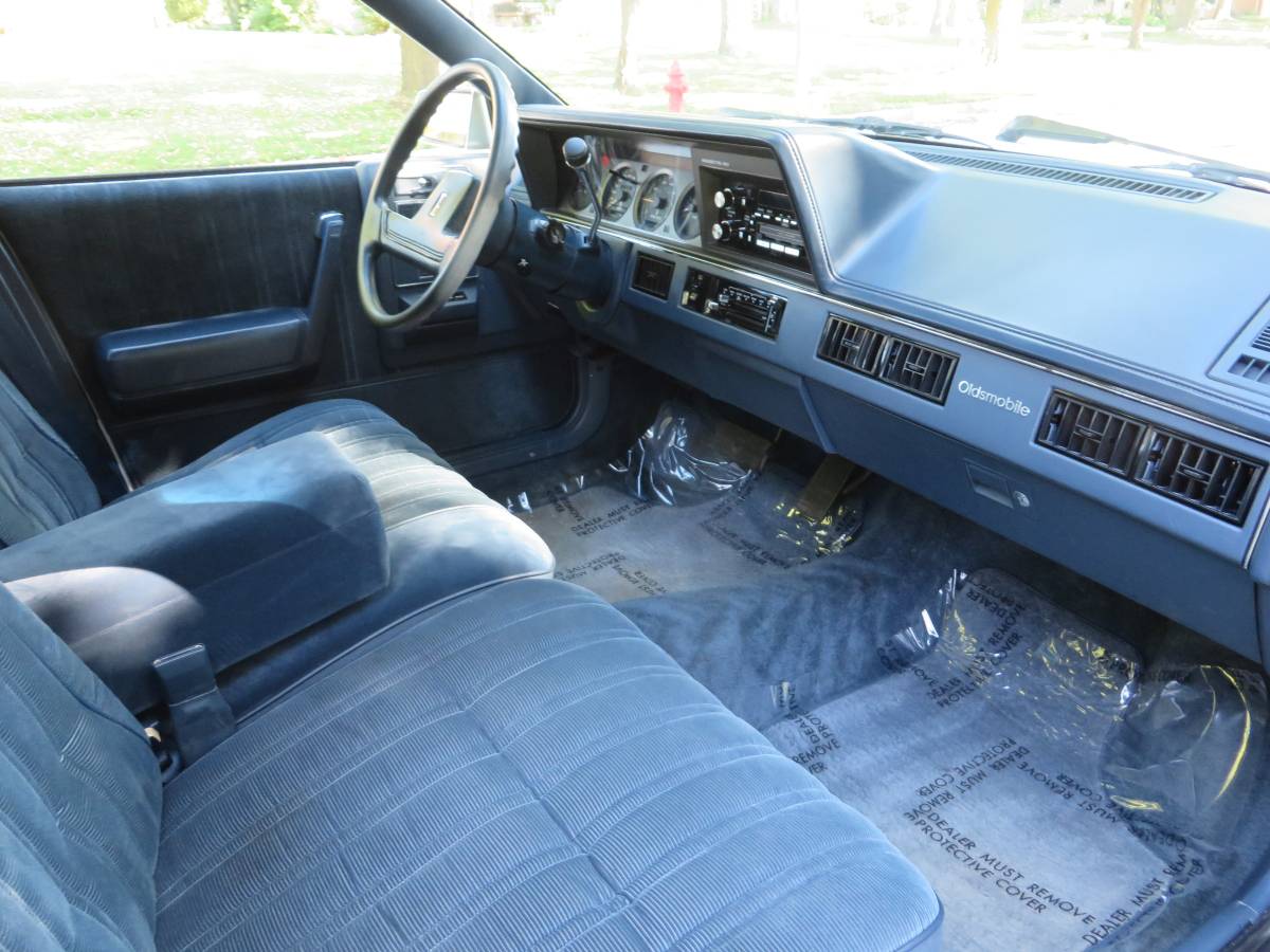 Oldsmobile-cutlass-cruiser-1989-white-11
