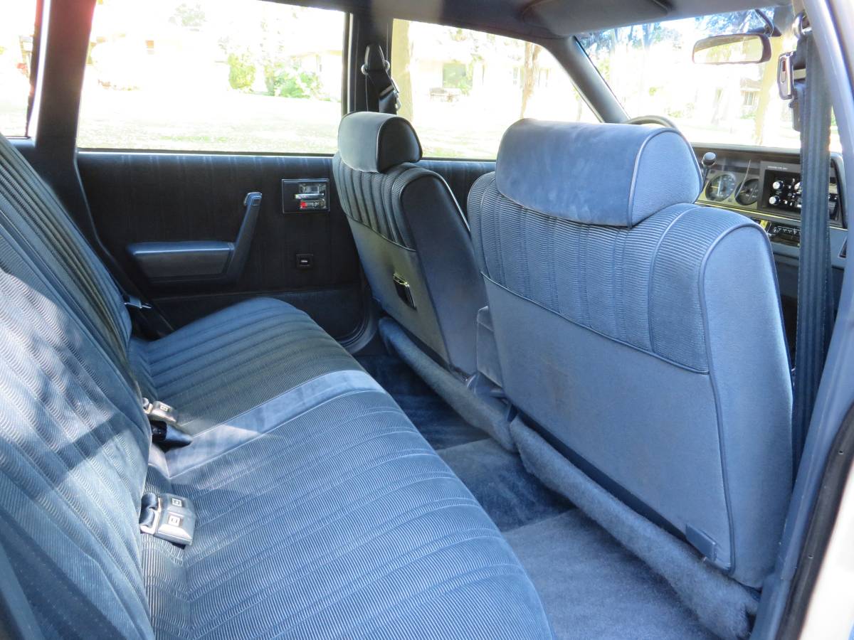 Oldsmobile-cutlass-cruiser-1989-white-13