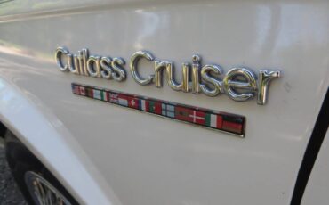 Oldsmobile-cutlass-cruiser-1989-white-17