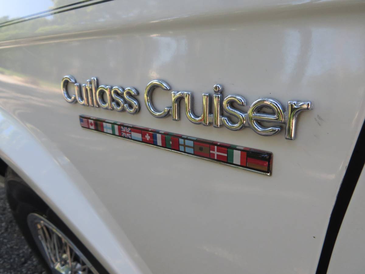 Oldsmobile-cutlass-cruiser-1989-white-17