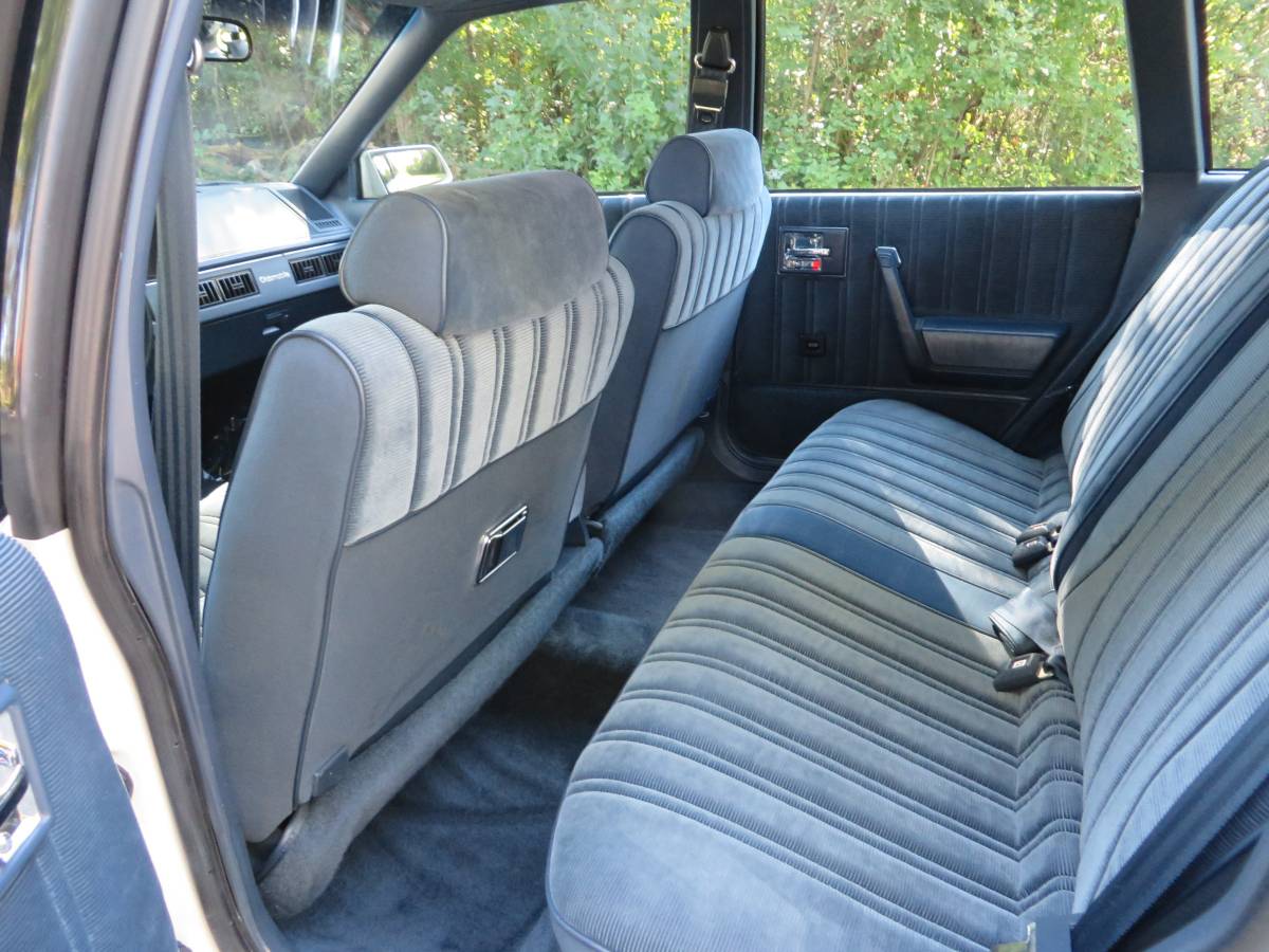 Oldsmobile-cutlass-cruiser-1989-white-20