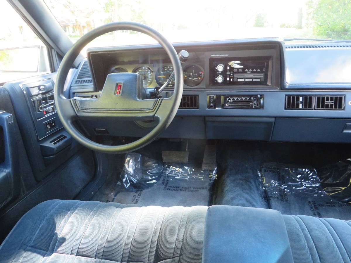 Oldsmobile-cutlass-cruiser-1989-white-22
