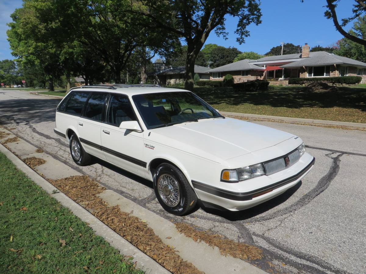 Oldsmobile-cutlass-cruiser-1989-white-3