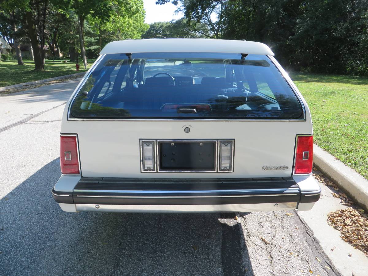 Oldsmobile-cutlass-cruiser-1989-white-7