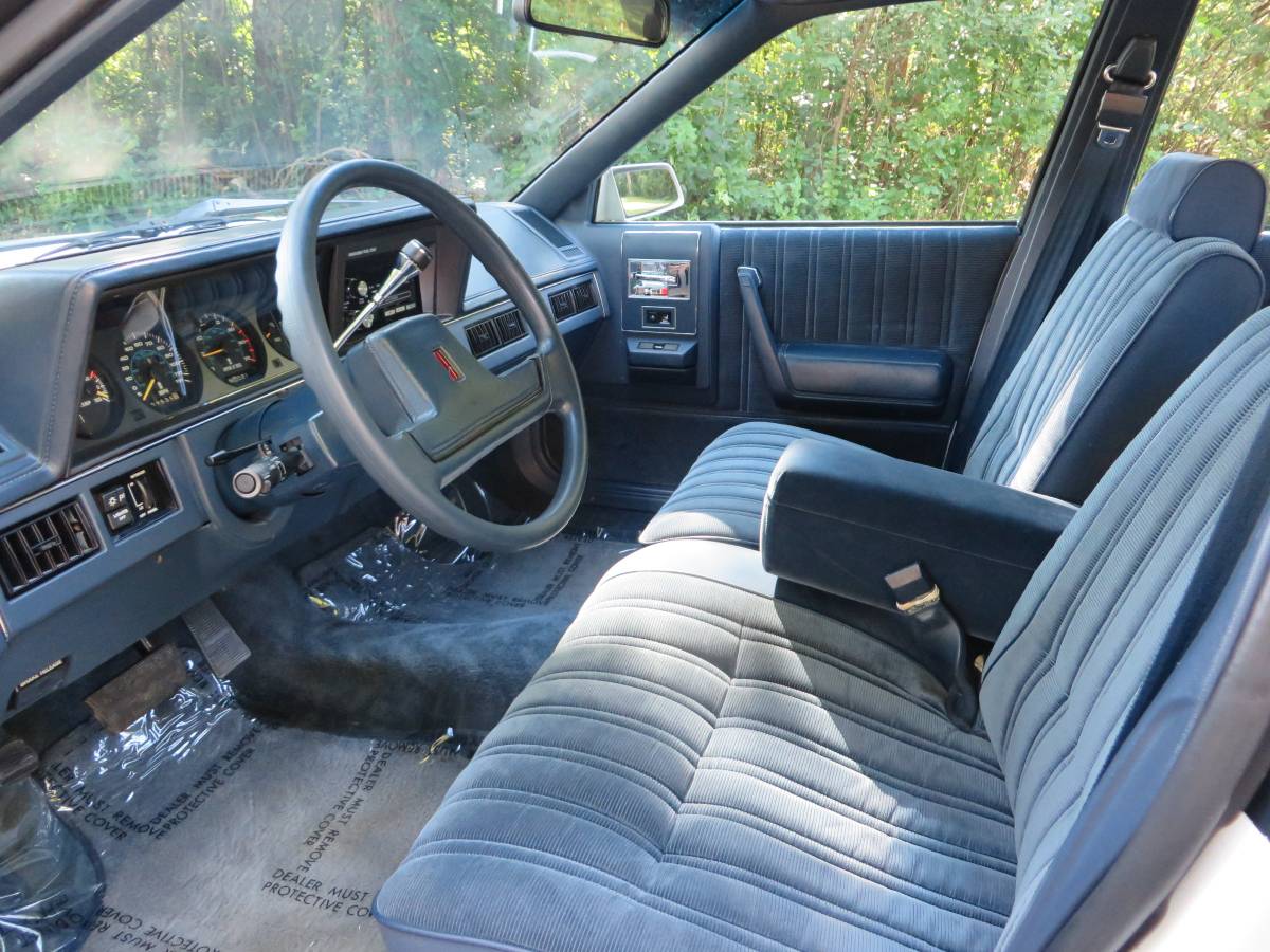 Oldsmobile-cutlass-cruiser-1989-white-8