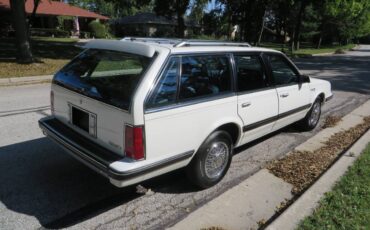 Oldsmobile-cutlass-cruiser-1989-white-9