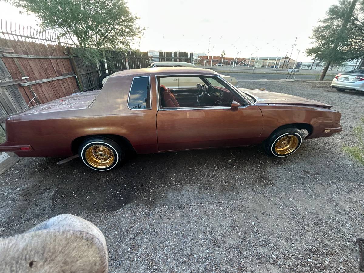 Oldsmobile-cutlass-supreme-1983-23