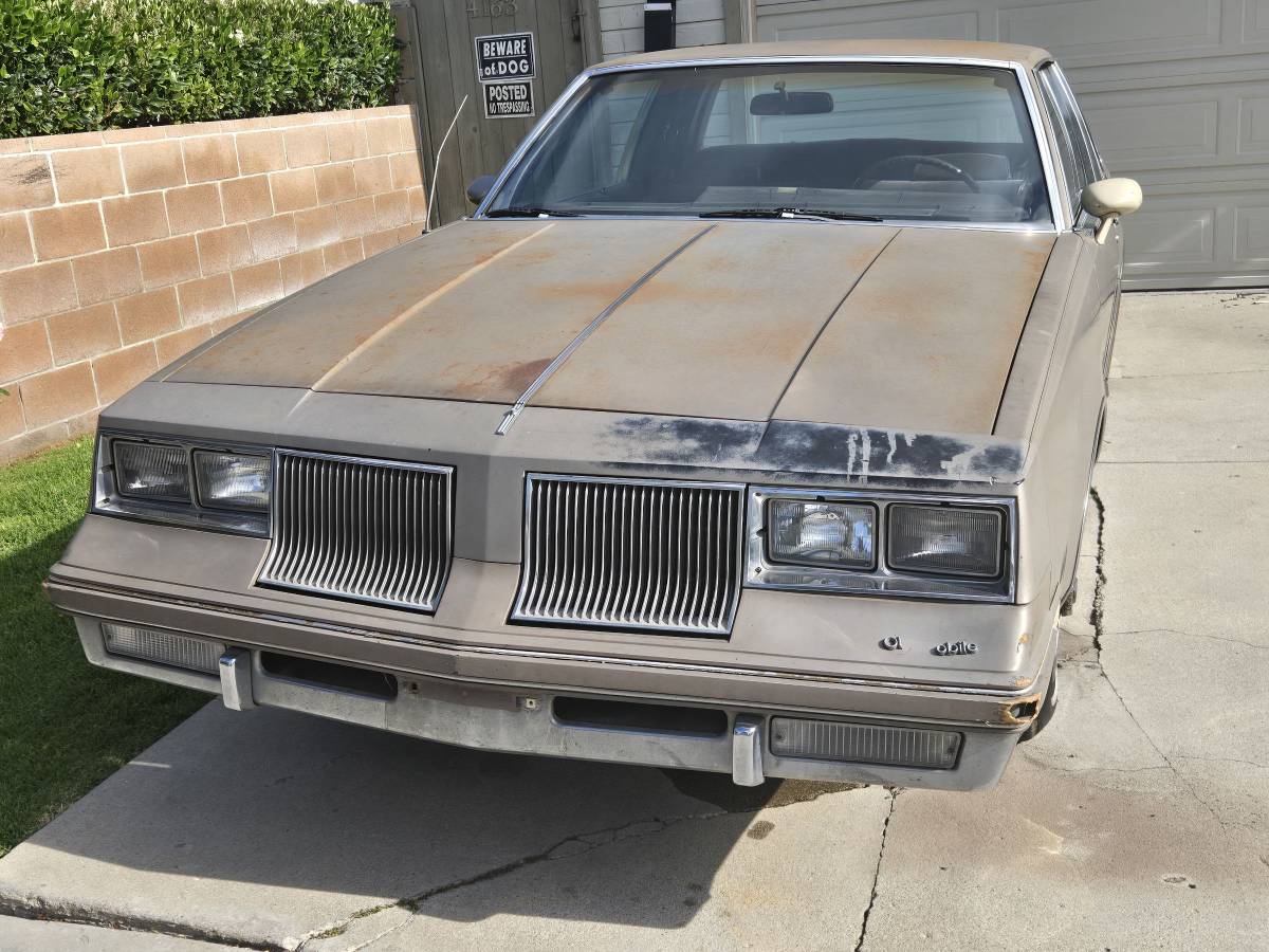 Oldsmobile-cutlass-supreme-1983-brown-1
