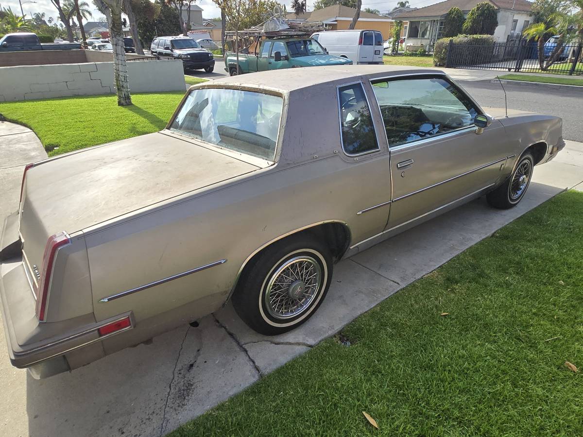 Oldsmobile-cutlass-supreme-1983-brown-3