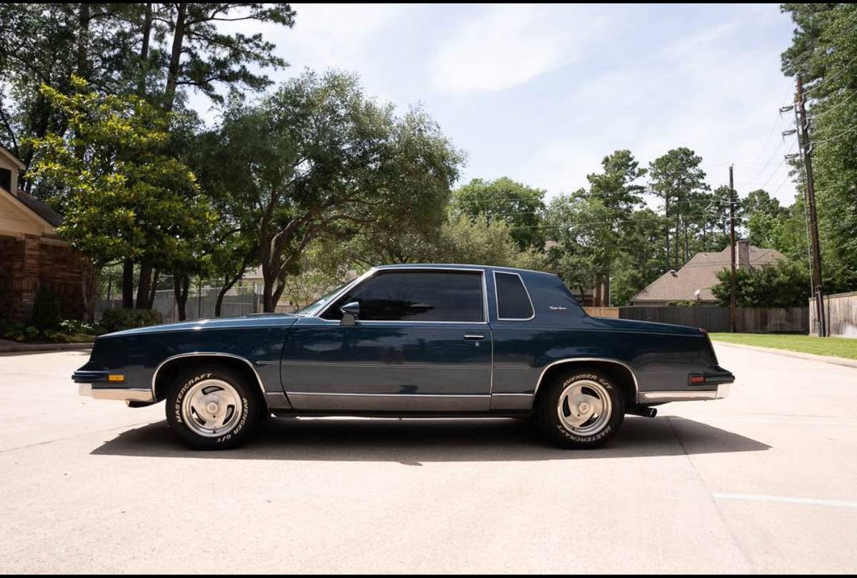 Oldsmobile-cutlass-supreme-1985-1