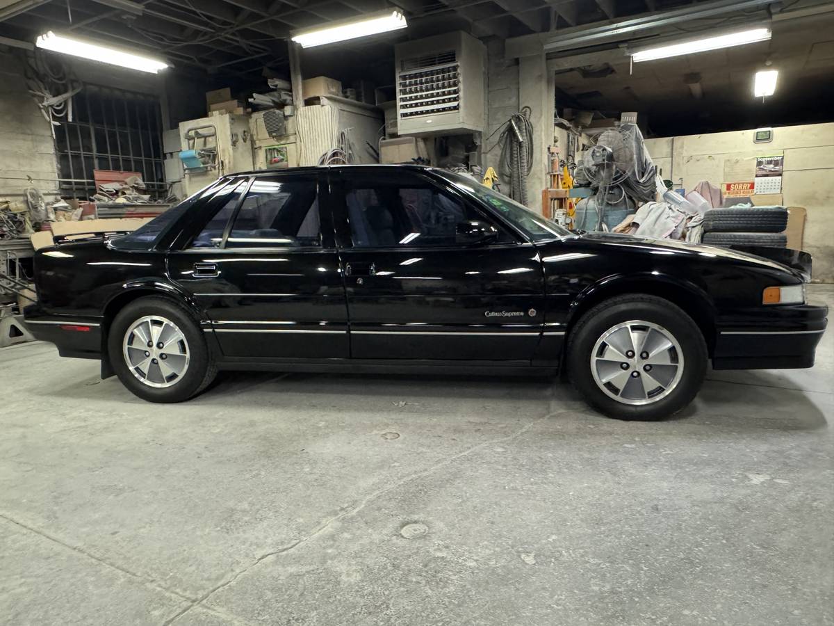 Oldsmobile-cutlass-supreme-international-1991-black-1