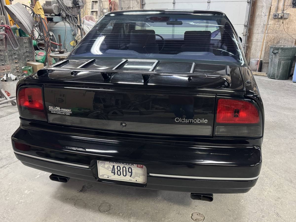 Oldsmobile-cutlass-supreme-international-1991-black-2