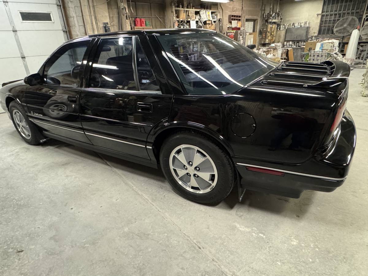 Oldsmobile-cutlass-supreme-international-1991-black-4