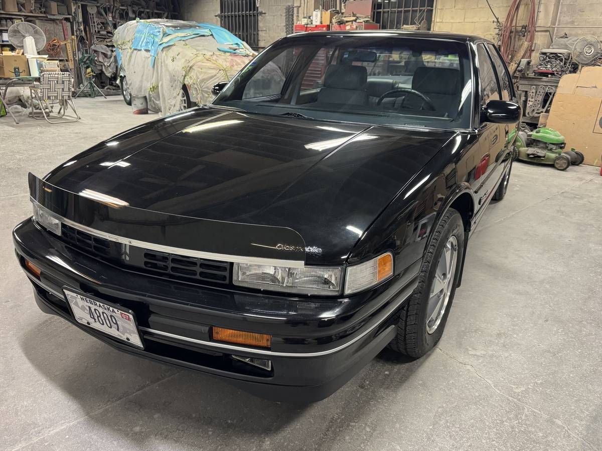 Oldsmobile-cutlass-supreme-international-1991-black