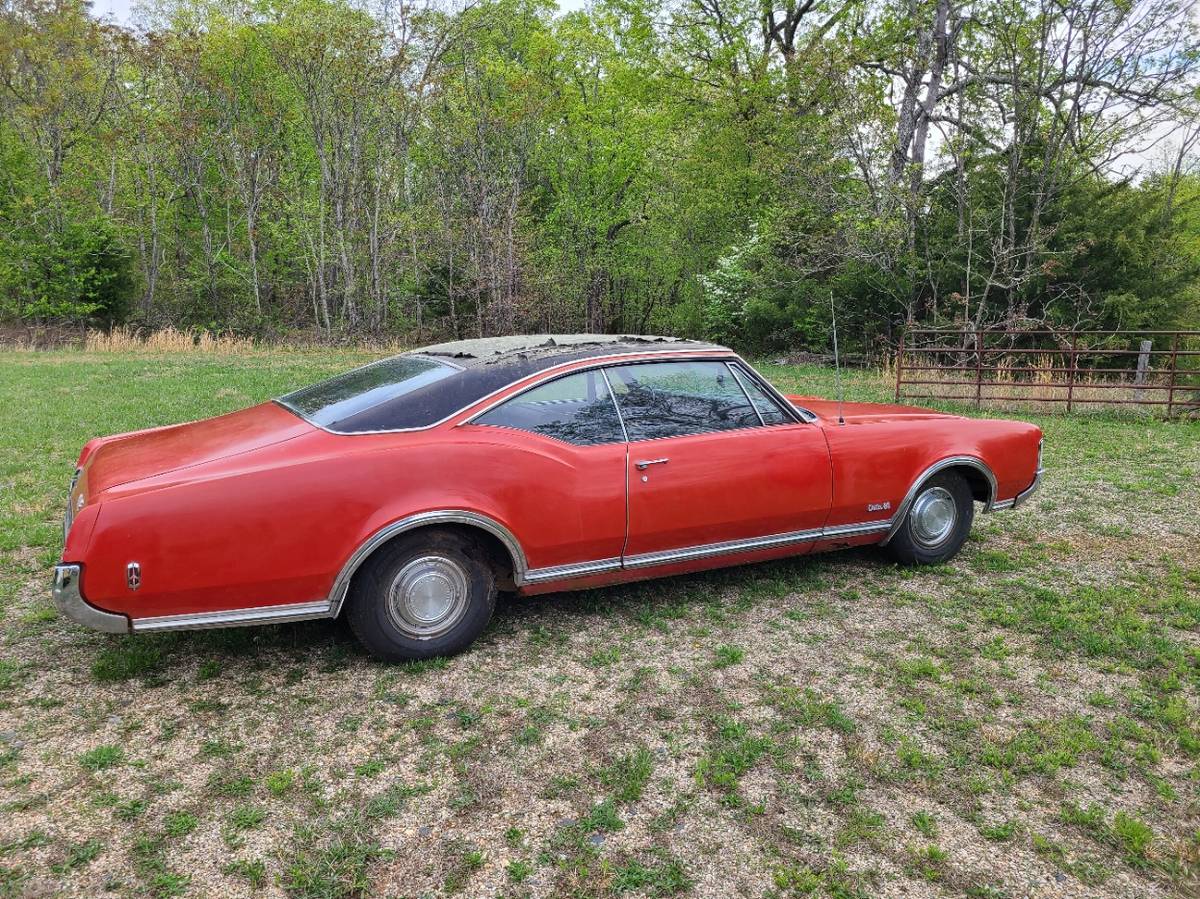 Oldsmobile-delta-88-1968-red-10