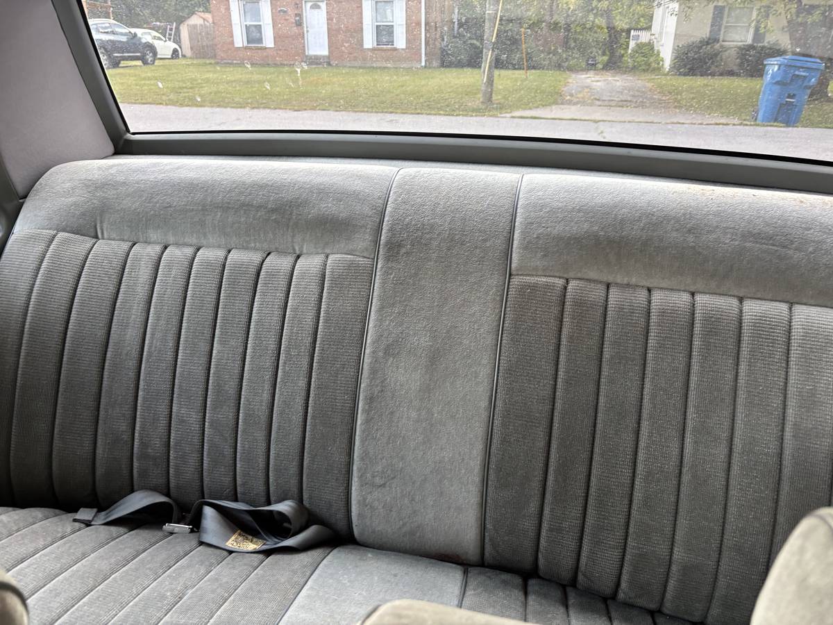 Oldsmobile-delta-88-1983-2